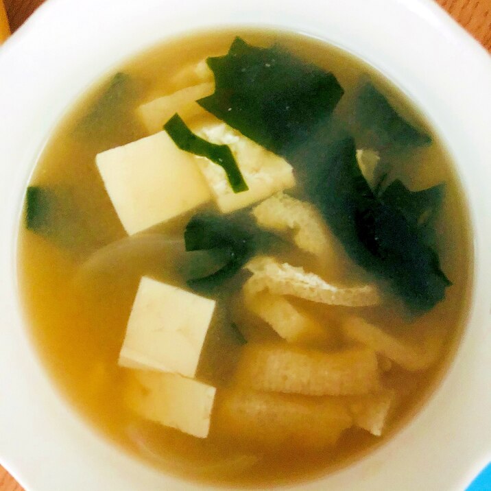 玉ねぎと油揚げと豆腐とわかめの味噌汁